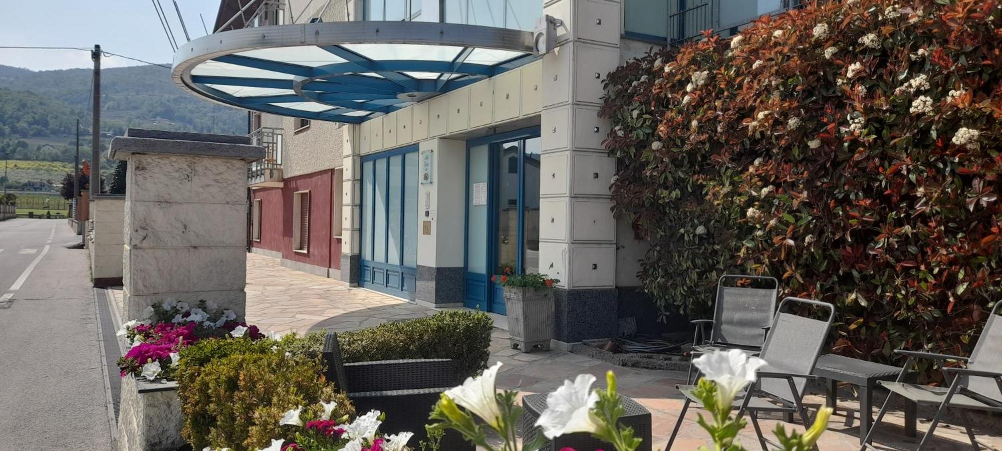 Hotel Ceretto Busca Экстерьер фото