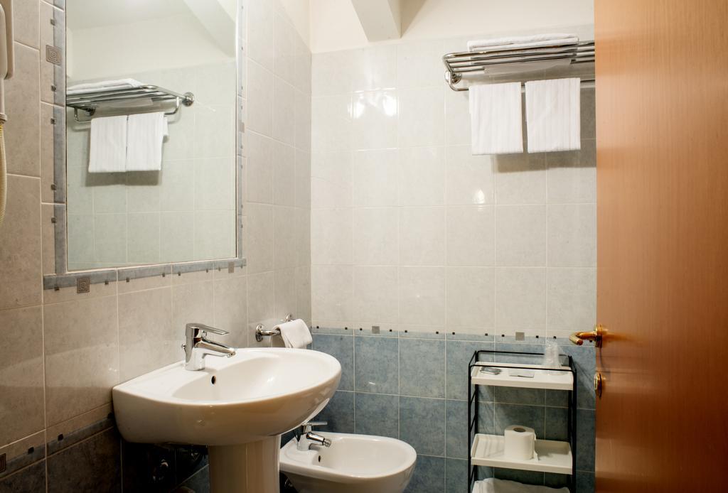 Hotel Ceretto Busca Экстерьер фото